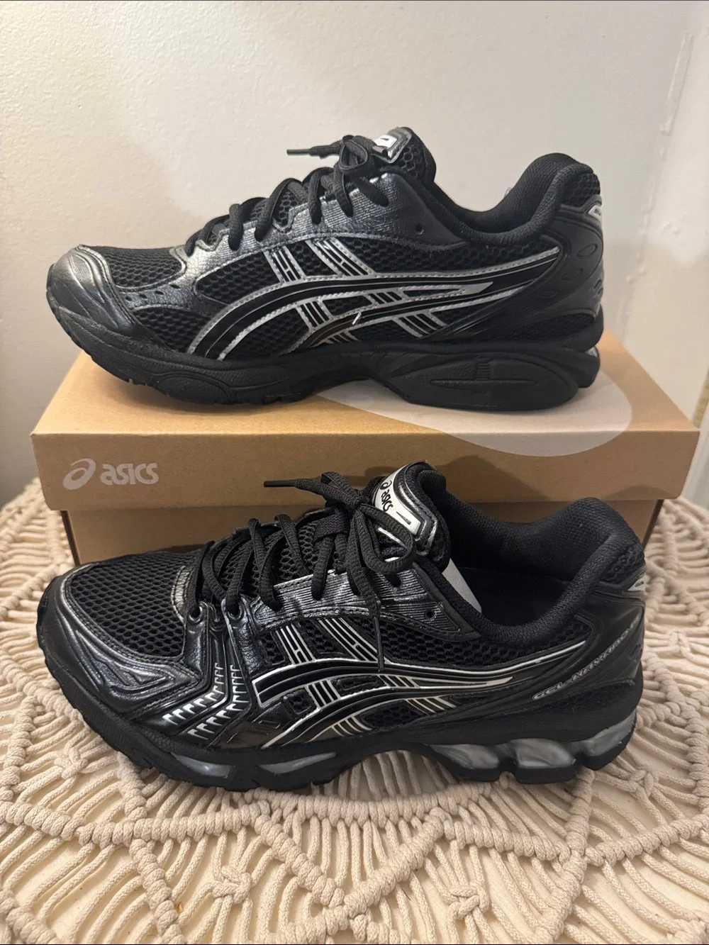 ASICS Black Athletic Running Sneakers with Silver Accents Size:9.5 mens